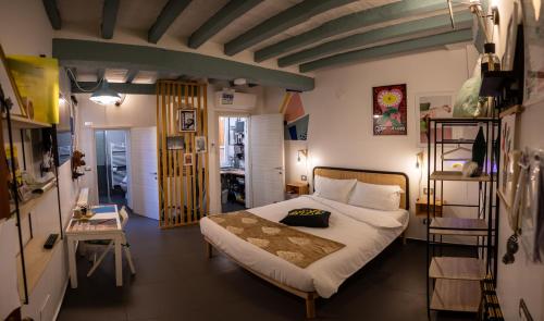 モデナにあるLa Pomposa del Teatroのベッドルーム1室(大型ベッド1台付)