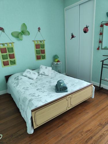 1 dormitorio con 1 cama con sombrero en Le Relais de la Bulle Enchantée, en Hautvillers