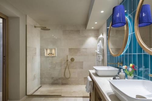a bathroom with a sink and a shower at Hotel La Bisaccia in Baja Sardinia