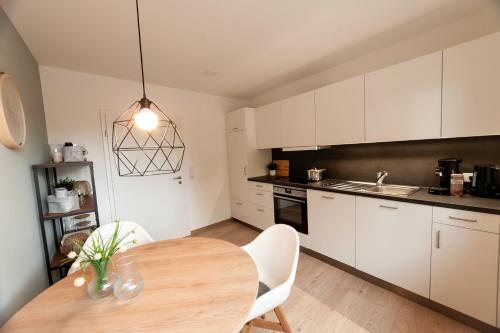 Kuchyň nebo kuchyňský kout v ubytování FreiTraum Apartments No1 im Zentrum von Bad Neustadt