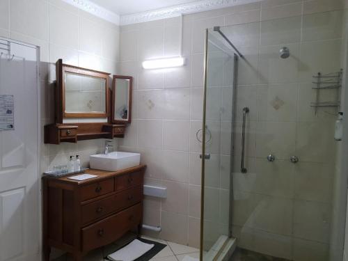 Bilik mandi di At The Nest Bed & Breakfast Guesthouse