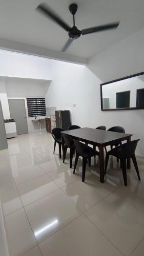 a dining room with a table and chairs at BAUNG GUEST HOUSE TEMERLOH in Temerloh