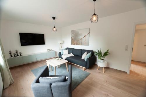 ein Wohnzimmer mit einem Sofa und einem Tisch in der Unterkunft FreiTraum Apartments No1 im Zentrum von Bad Neustadt in Bad Neustadt an der Saale