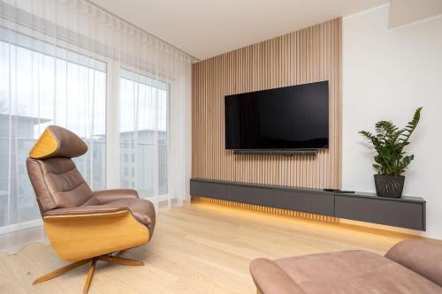 Televisyen dan/atau pusat hiburan di Newly furnished apt in Tallinn with free parking in the underground garage