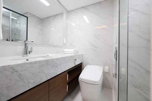 首爾的住宿－Zizel Raonjae 2，浴室配有卫生间、盥洗盆和淋浴。