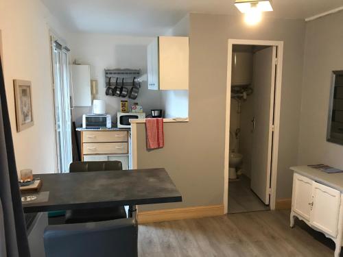 - une cuisine avec une table et un comptoir dans l'établissement Studio le treport, au Tréport