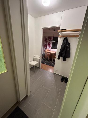 un corridoio aperto con cucina e sala da pranzo di NORVALA The shower is located in the main building a Rovaniemi