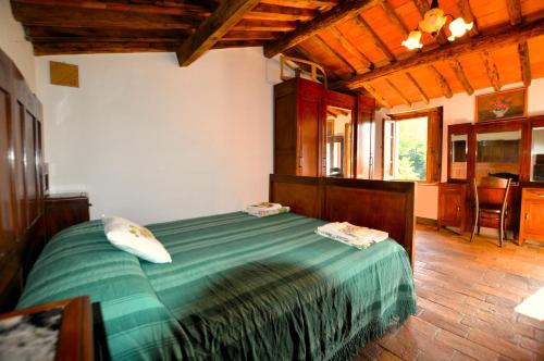 a bedroom with a green bed in a room at The Lemon Place by Nicola Real Estate in Corsanico-Bargecchia