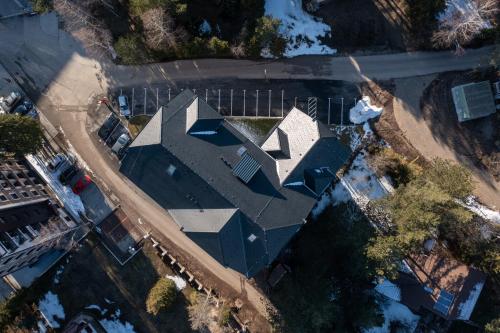 an overhead view of a house with a roof at Apartman Zelenbor 4 Vila Zlatibor Luxury&Spa in Zlatibor