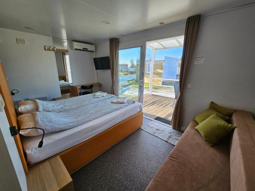 Schlafzimmer mit einem Bett und einer Glasschiebetür in der Unterkunft Villa Björkhagen in Jönköping