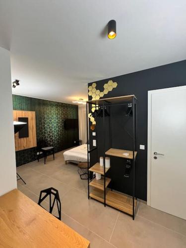 uma sala com um quarto com uma cama e uma mesa em BnB Open Apartments Pader-City em Paderborn
