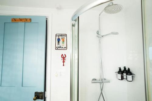 Koupelna v ubytování Northdene Cottage - cosy old fisherman's cottage two mins from sea - free parking - wood burning stove - roll top bath - dog friendly