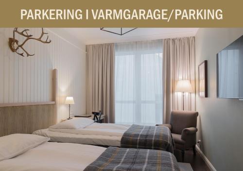 Cette chambre comprend 2 lits et une fenêtre. dans l'établissement Hotel Bishops Arms Piteå, à Piteå