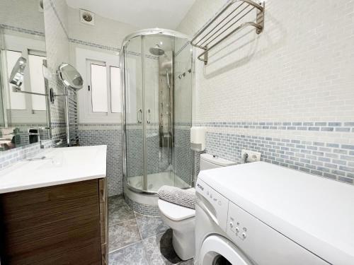 een badkamer met een wastafel, een toilet en een douche bij Cosy Montroig Sitges in Sitges
