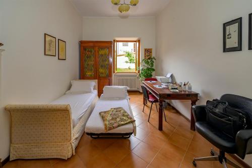 a room with a bedroom with a desk and a bed at Orsini: tre camere da letto, 2 bagni in Luco neʼ Marsi