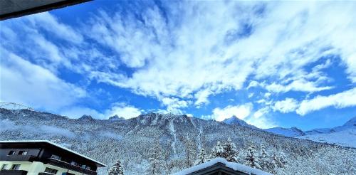 une vue d'une montagne avec de la neige dessus dans l'établissement White Pearl Vue Mont Blanc, à Chamonix-Mont-Blanc
