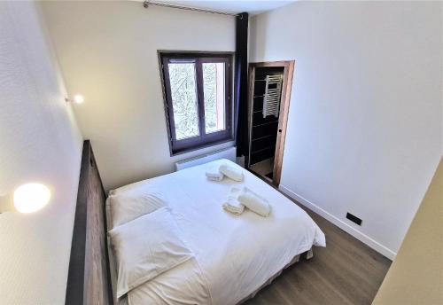 une chambre avec un lit avec deux serviettes dessus dans l'établissement White Pearl Vue Mont Blanc, à Chamonix-Mont-Blanc