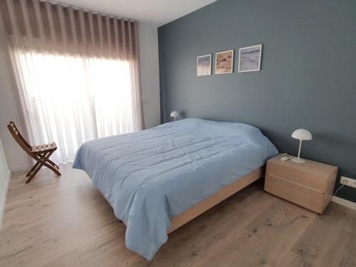 ein Schlafzimmer mit einem Bett und einem Stuhl und einem Fenster in der Unterkunft Casa Alegria Nadadouro in Nadadouro