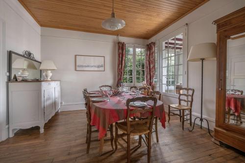 une salle à manger avec une table avec une nappe rouge dans l'établissement 10 personnes - 300m de la plage, à Pornichet