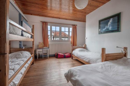 - une chambre avec 2 lits superposés et une fenêtre dans l'établissement Escapade conviviale et familiale pres de la plage, à Pornichet