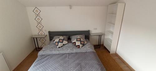 Un dormitorio con una cama con dos almohadas encima. en Legit House, en Yaremche