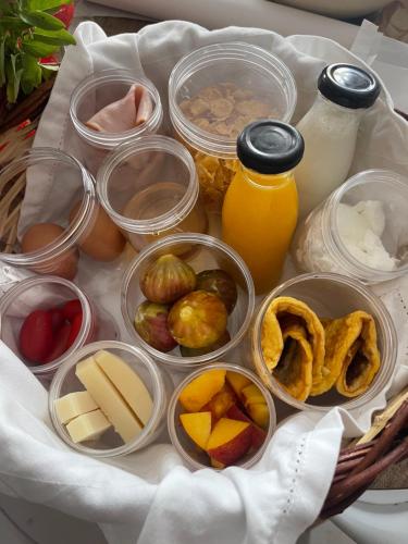 斯希努薩島的住宿－Sohoros Luxury Suites，一堆装满不同种类食物的容器