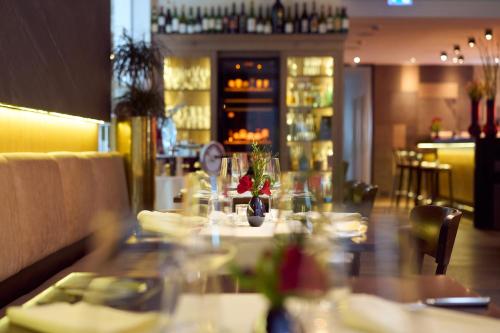 een eetkamer met een tafel in een restaurant bij Hotel Staffler in Odelzhausen