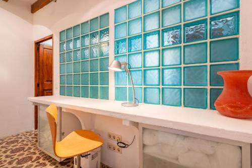 a room with a desk with a chair and a vase at Casa Romana in Pollença