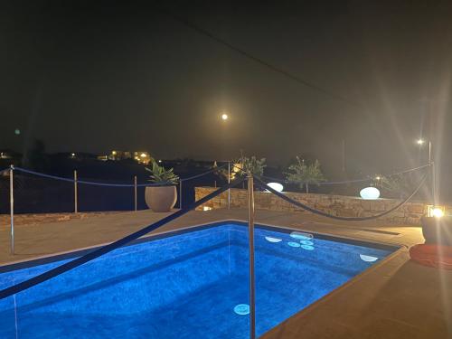 斯希努薩島的住宿－Sohoros Luxury Suites，一座建筑物中间的游泳池