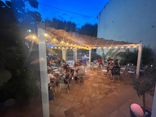 Restaurace v ubytování Le patio de Fabio