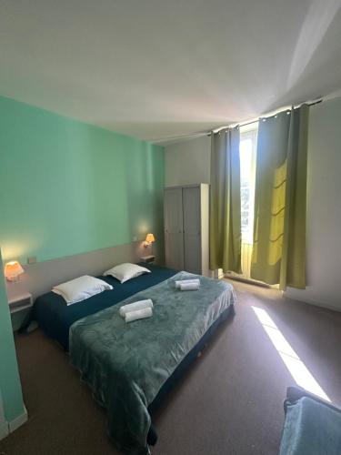 博萊訥的住宿－Le patio de Fabio，一间卧室设有两张床和大窗户