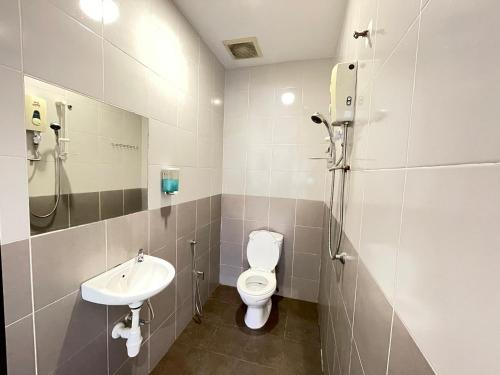 La salle de bains est pourvue de toilettes et d'un lavabo. dans l'établissement Swing & Pillows - KL Sri Petaling, à Kuala Lumpur