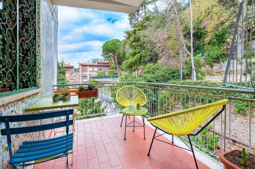 ローマにあるL'Oasi Verde a San Pietro apartmentのバルコニー(椅子2脚、テーブル、椅子付)