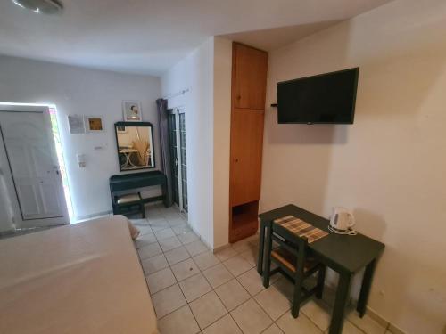 TV a/nebo společenská místnost v ubytování Cost Mari Almyrida New by ZAGO Boutiqe hotels