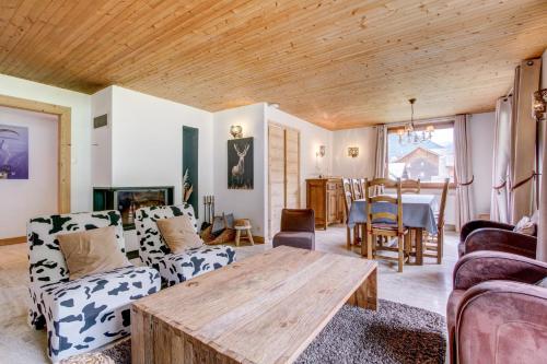 a living room with a table and chairs at Le Jangilau in Morzine