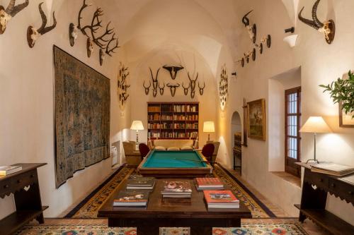 a living room with a pool table in the middle at Monasterio de San Francisco in Palma del Río