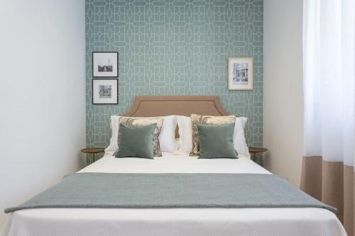 a bedroom with a large bed with green wallpaper at Exclusiva vivienda en la Calle Jorge Juan in Madrid