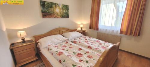 ein Schlafzimmer mit einem Bett, einer Kommode und einem Fenster in der Unterkunft Bungalow Irmgard by FiS - Fun in Styria in Bad Mitterndorf