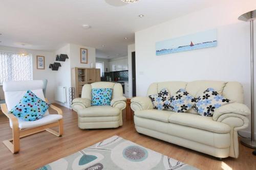 ein Wohnzimmer mit 2 Sofas und 2 Stühlen in der Unterkunft BOURNECOAST: FLAT with PANORAMIC SEA VIEWS- FM6180 in Bournemouth