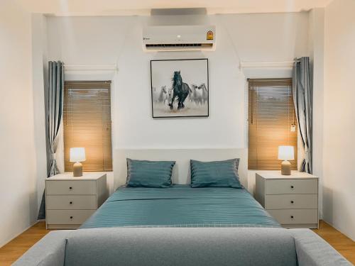 Säng eller sängar i ett rum på Rawai Valley Resort