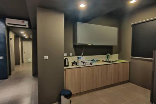 eine Küche mit einer Spüle und einer Arbeitsplatte in der Unterkunft KL Centre Kepong (MRT)4Pax Wi-fi TvBox City View in Kuala Lumpur