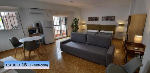 バレンシアにあるLandete Holidays by Zagal Apartmentsのリビングルーム(ソファ、テーブル付)