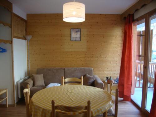 a living room with a couch and a table at Orelle 3 Vallées - 2 pièces 5/6 personnes in Orelle