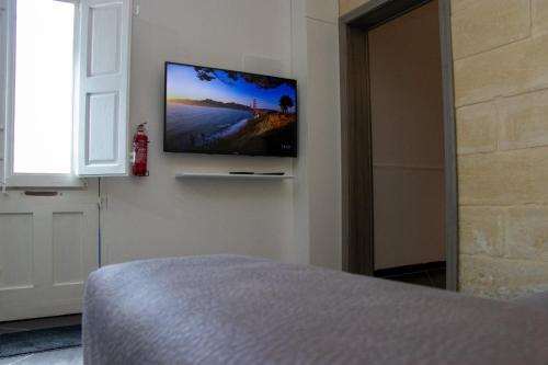 Μια τηλεόραση ή/και κέντρο ψυχαγωγίας στο 1 bedroom maisonette, St Paul's Bay 139 triq aristarku