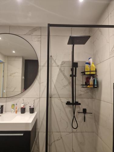 Koupelna v ubytování shared bathroom bnb family lives in