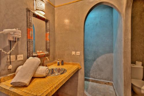 ห้องน้ำของ Riad la villa bleue & SPA