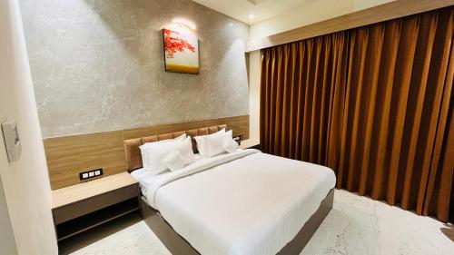 Postel nebo postele na pokoji v ubytování Hotel Aryavilas-A Luxury Boutique Hotel