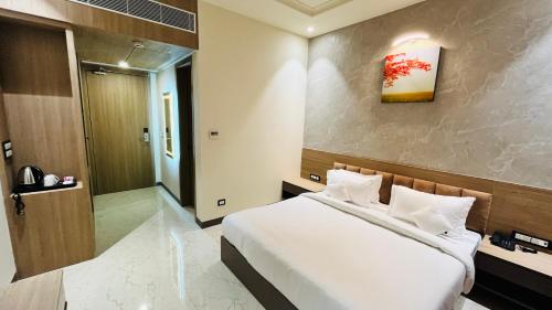 Postel nebo postele na pokoji v ubytování Hotel Aryavilas-A Luxury Boutique Hotel