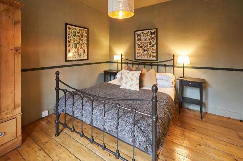 ein Schlafzimmer mit einem Bett und zwei Bildern an der Wand in der Unterkunft Host & Stay - Prospect Cottage in Newby Bridge