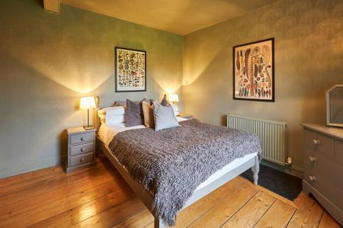 ein Schlafzimmer mit einem Bett und zwei Lampen in der Unterkunft Host & Stay - Prospect Cottage in Newby Bridge